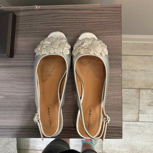 Comfort View - The Rider Slingback Womens Shoe - Silver - 1 inch heel - 9 1/2 W